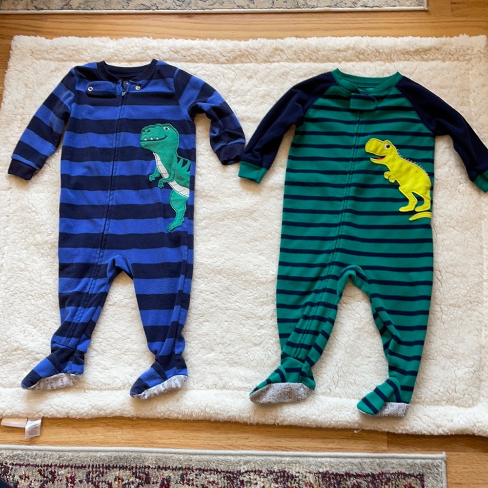 🦖Just One You by Carter’s pair of zip up pajamas🦖